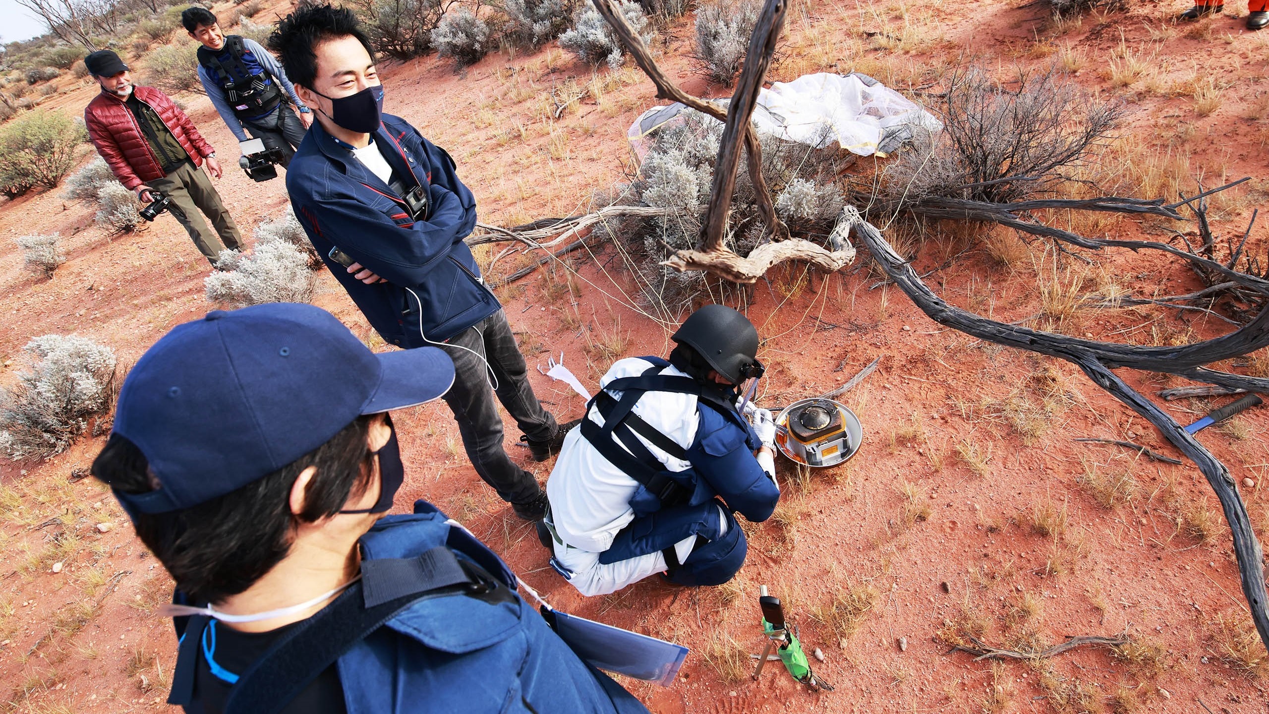 An image of retrieving the Hayabusa2 sample return capsule in Woomera, South Australia
