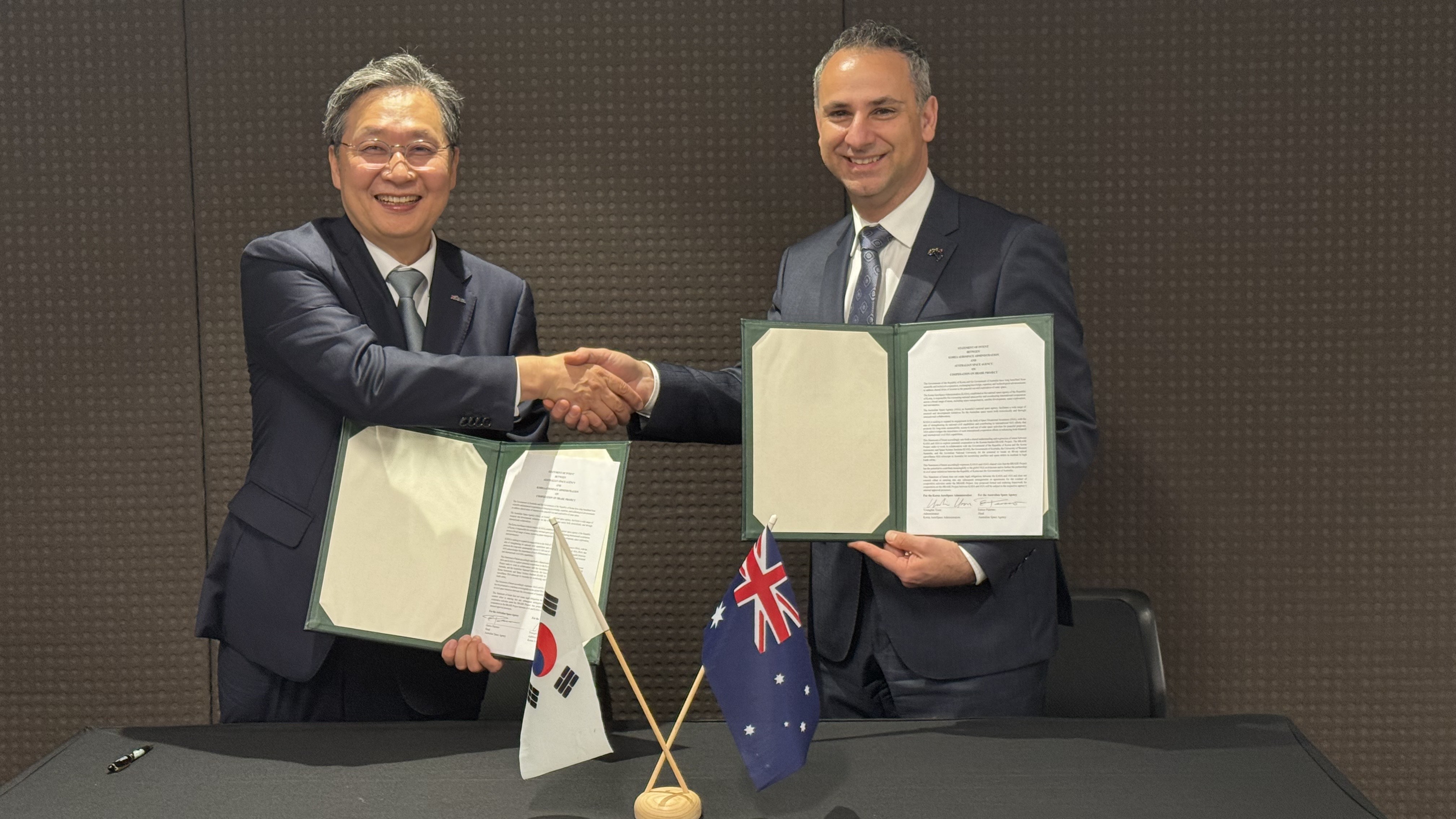 Enrico Palermo with his counterpart from Korean Space Agency.
