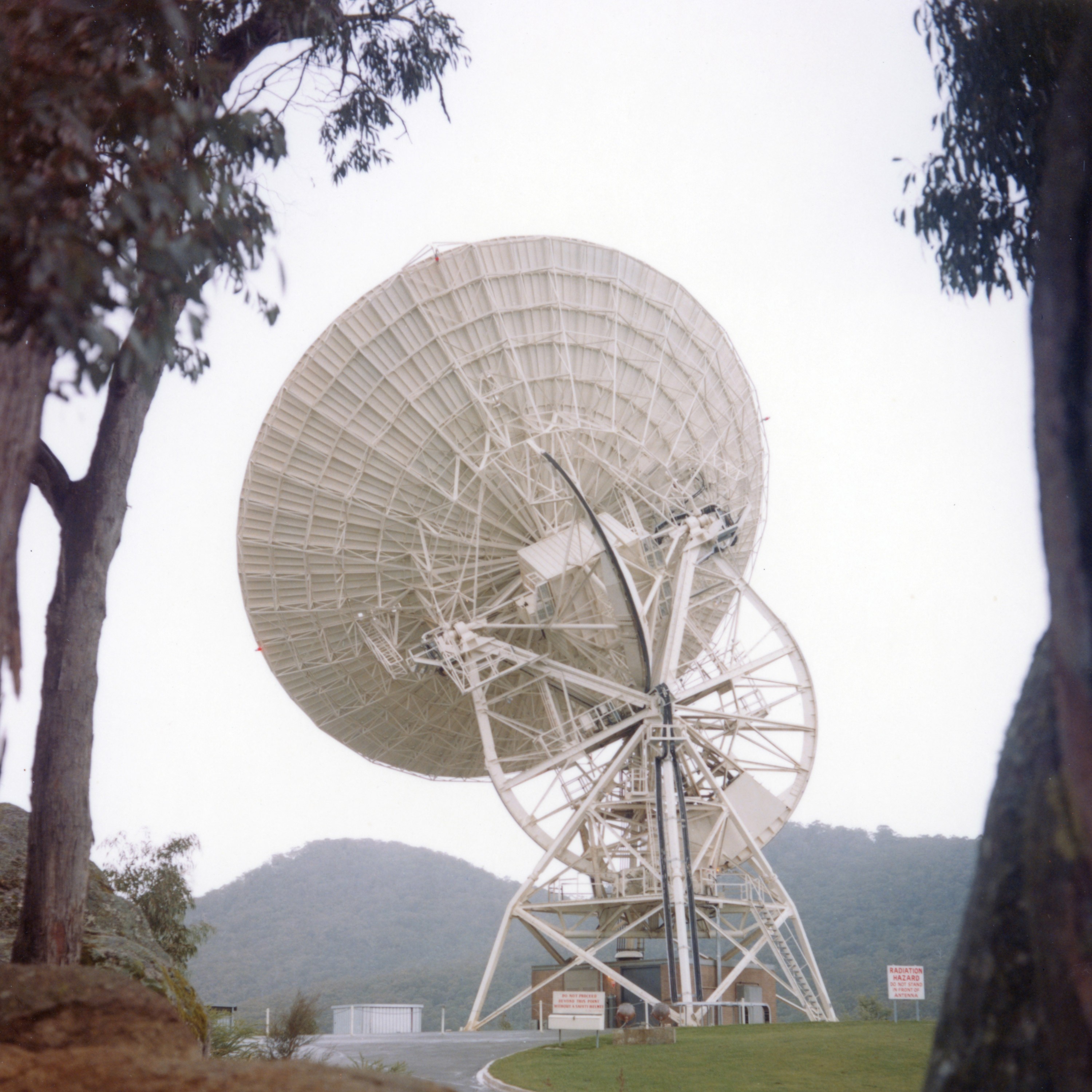 The antenna at Honeysuckle Creek tracking Apollo-11 moments before Armstrong stepped onto the Moon, 21 July 1969. Credit: Hamish Lindsay, courtesy www.honeysucklecreek.net 