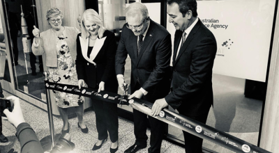 Photo of the Prime Minister and Agency leaders cutting the ribbon.