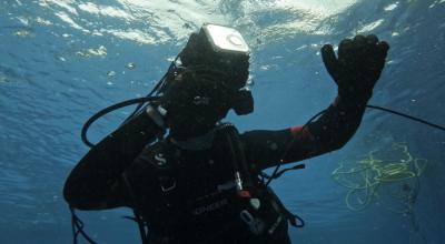 Trainee using the Titan Lake headset looking upwards while floating underwater.