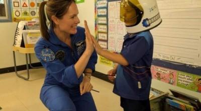 Katherine Bennell-Pegg with school student in Northern Territory