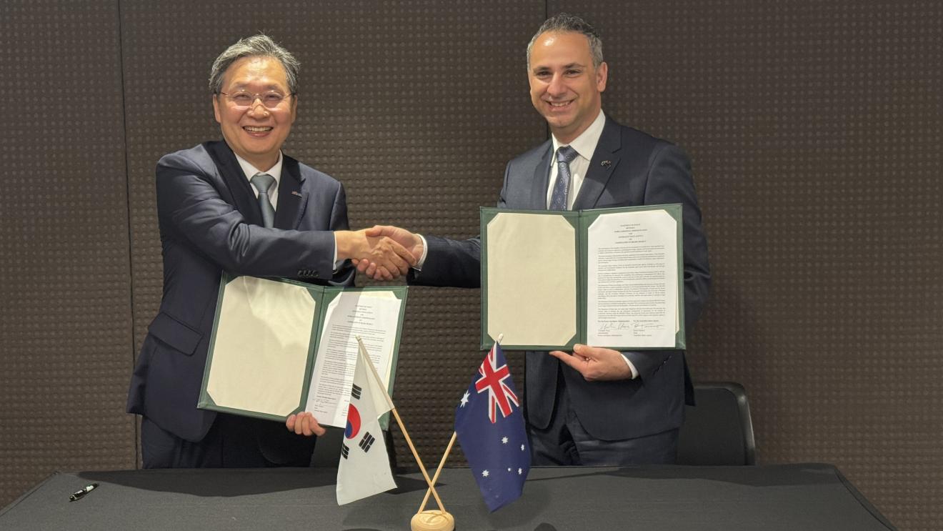 Enrico Palermo with his counterpart from Korean Space Agency.