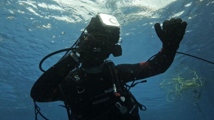 Trainee using the Titan Lake headset looking upwards while floating underwater.