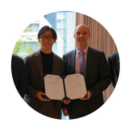 Representatives from Inovor Technologies and SpaceData Inc. showing their signed agreements.